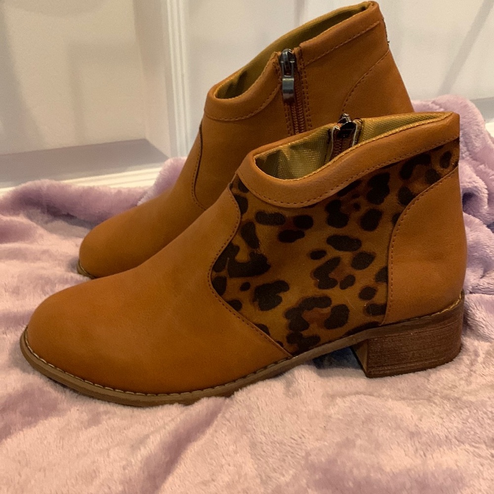Mid-ankle boot
